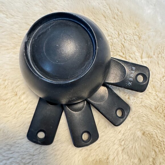 Pyrex Resting Black Measuring Cups - Picture 11 of 13